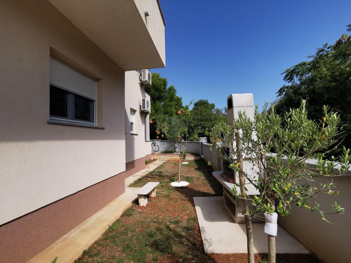 Apartment Dundo In Quiet Green Area Медулин Экстерьер фото
